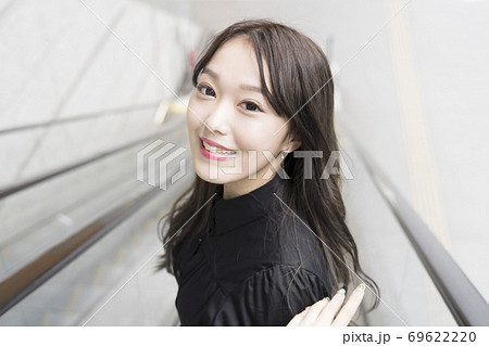 微笑む 若い女性 微笑む 若い女性 69622220
