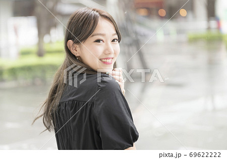 微笑む　若い女性 69622222