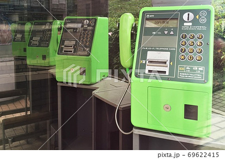 並んだ公衆電話 69622415