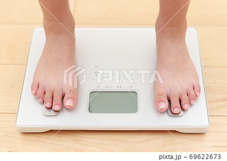 体重計に乗る女の子の素足 体重計に乗る女の子の素足 69622673