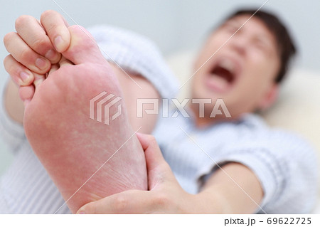 寝ている時急に足がつって辛い男性 69622725