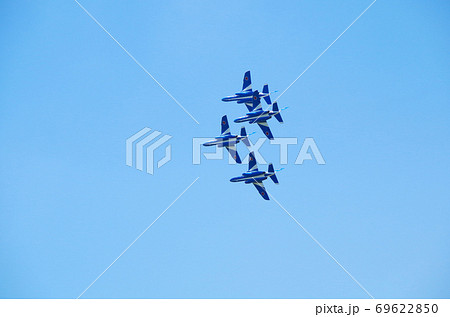 明るい青空とブルーインパルスの編隊飛行 … 鳥取県 境港市（快晴 69622850