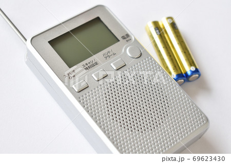 防災グッズの必需品乾電池式ラジオと予備電池 69623430