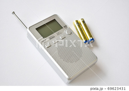 防災グッズの必需品乾電池式ラジオと予備電池 69623431