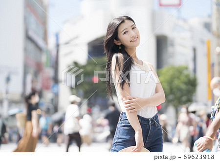 渋谷スクランブル交差点　女性 69623918