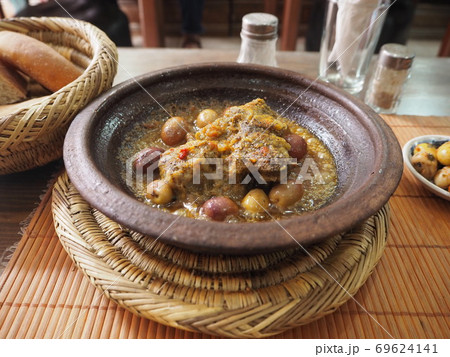マラケシュの大衆食堂で食べたモロッコの伝統料理タジン鍋 マラケシュの大衆食堂で食べたモロッコの伝統料理タジン鍋 69624141