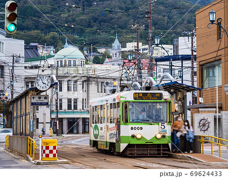 函館市内を走る路面電車 69624433