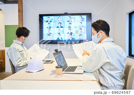 作業服を着たビジネスマン　オンライン会議　ビデオ会議　テレビ会議　ウェブ会議　リモート 69624597