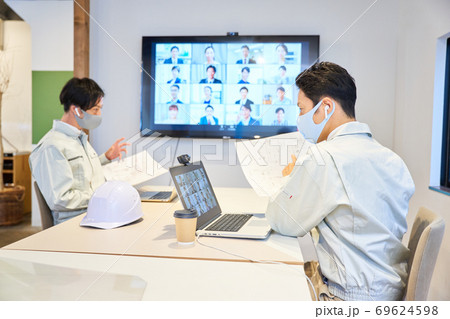作業服を着たビジネスマン オンライン会議 ビデオ会議 テレビ会議 ウェブ会議 リモート 作業服を着たビジネスマン オンライン会議 ビデオ会議 テレビ会議 ウェブ会議 リモート 69624598