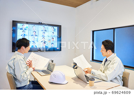 作業服を着たビジネスマン オンライン会議 ビデオ会議 テレビ会議 ウェブ会議 リモート 作業服を着たビジネスマン オンライン会議 ビデオ会議 テレビ会議 ウェブ会議 リモート 69624609