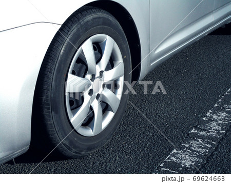 ホイールカバーとスチールホイールとタイヤ ホイールカバーとスチールホイールとタイヤ 69624663
