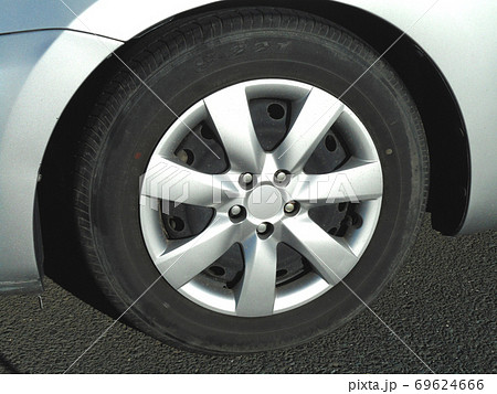 ホイールカバーとスチールホイールとタイヤ ホイールカバーとスチールホイールとタイヤ 69624666