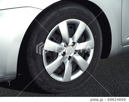 ホイールカバーとスチールホイールとタイヤ ホイールカバーとスチールホイールとタイヤ 69624669
