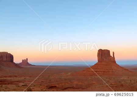 Beautiful sunset over famous Buttes of Monument Valley on the border between Arizona and Utah, USA 69625015