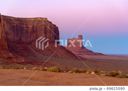 Beautiful sunset over famous view of Monument Valley on the border between Arizona and Utah, USA 69625090