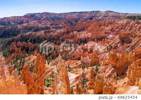 Panoramic view of amazing hoodoos sandstone formations in scenic Bryce Canyon National Park Panoramic view of amazing hoodoos sandstone formations in scenic Bryce Canyon National Park 69625454