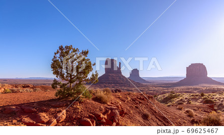 Beautiful sunrise view of famous Buttes of Monument Valley Beautiful sunrise view of famous Buttes of Monument Valley 69625467