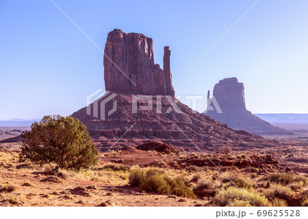 Beautiful view of famous Buttes of Monument Valley on the border between Arizona and Utah, USA Beautiful view of famous Buttes of Monument Valley on the border between Arizona and Utah, USA 69625528