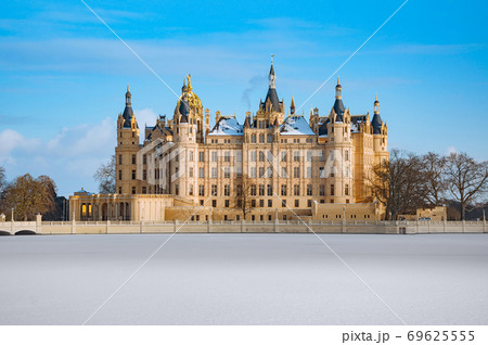 The beautiful, fairy-tale Castle of Schwerin in winter times 69625555