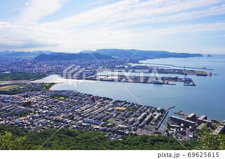 香川県高松市屋島　獅子の霊巌展望台から見た高松市の街並み 69625615