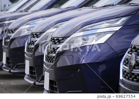 販売店に並ぶクルマ　ミニバン 69627554