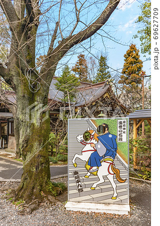 [東京・愛宕] 東京の愛宕神社にある馬に乗った曲垣平九郎の顔ハメ看板 69627709