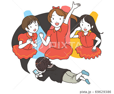 スマホゲームで遊ぶ男の子 後ろ姿 アイドル系のイラスト素材