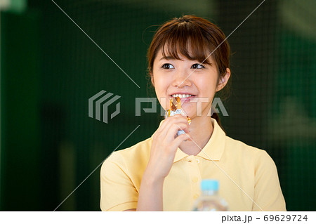 スポーツジムで栄養補給をする女性 69629724