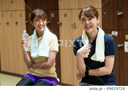 更衣室で会話をする女性 69629726