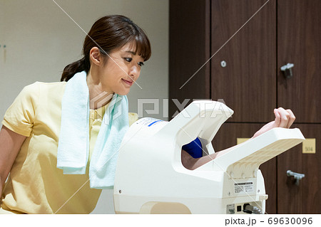 血圧を測る女性 血圧を測る女性 69630096