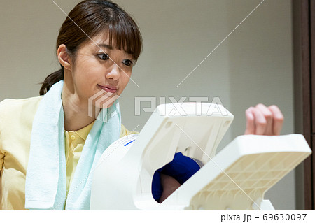 血圧を測る女性 血圧を測る女性 69630097