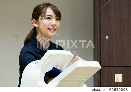 血圧を測る女性 血圧を測る女性 69630098