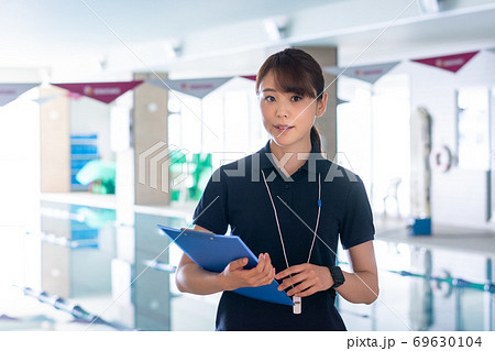 プールのインストラクター 69630104