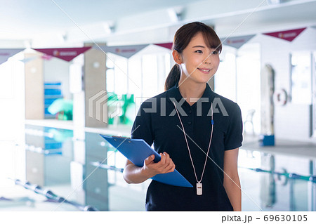 プールのインストラクター 69630105