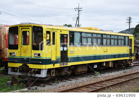 車両基地に停車中のいすみ200型ディーゼルカー 車両基地に停車中のいすみ200型ディーゼルカー 69631900