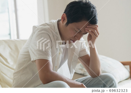 悩む、疲れる男性イメージ 悩む、疲れる男性イメージ 69632323
