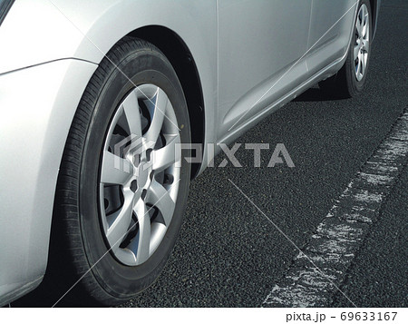 停車中の自動車のタイヤ部分 69633167