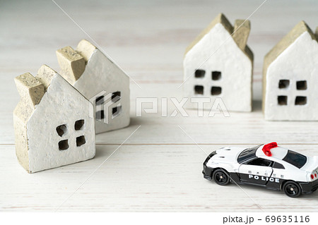 住宅に駆けつけるパトカー 住宅に駆けつけるパトカー 69635116