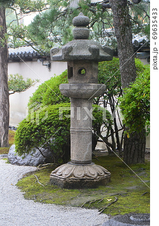 石の灯篭(東寺(教王護国寺)/京都市南区) 石の灯篭(東寺(教王護国寺)/京都市南区) 69635433