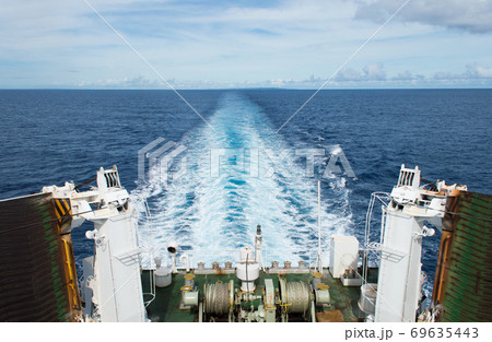 運行しているカーフェリーの後部に残る航跡波 運行しているカーフェリーの後部に残る航跡波 69635443