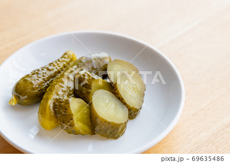 カットしたピクルス/酢漬け カットしたピクルス/酢漬け 69635486