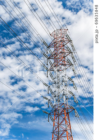 紅白塗装の送電塔と架空送電線 69635848