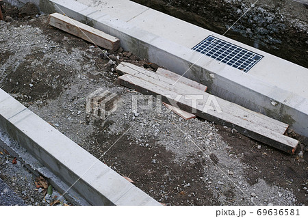建設中の道路のレインコレクターを使用した排水施設 建設中の道路のレインコレクターを使用した排水施設 69636581