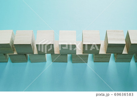 隙間を空けて横一列に並べ、二段に重ねた木製キューブ。 69636583