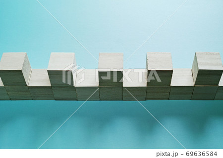 隙間なく横一列に並べ、その上に一個分の隙間を空けて並べた木製キューブ。 69636584