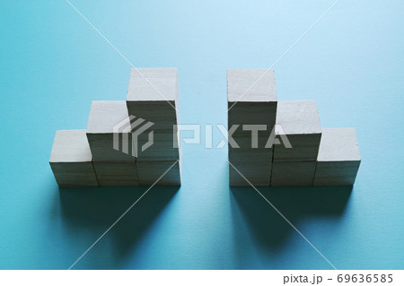 一個分の隙間を空けて向かい合った三段の階段状に積んだ木製キューブ 69636585