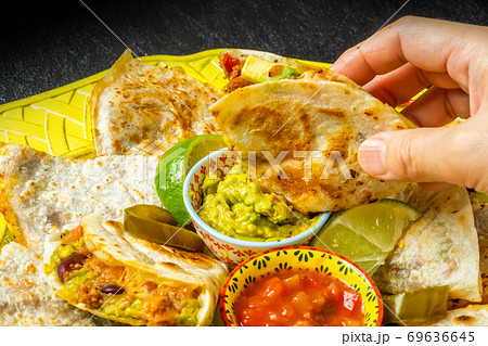 ケサディーヤ　メキシコ料理　Mexican taco sandwich (Quesadilla) 69636645