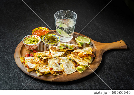 ケサディーヤ メキシコ料理 Mexican taco sandwich (Quesadilla) ケサディーヤ メキシコ料理 Mexican taco sandwich (Quesadilla) 69636646