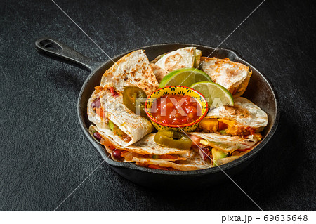 ケサディーヤ　メキシコ料理　Mexican taco sandwich (Quesadilla) 69636648