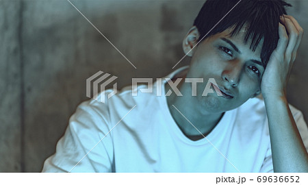 夜中の男性 69636652